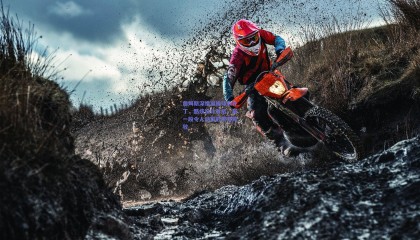 詹姆斯深情凝视球衣补丁，酷炫设计背后，是一段令人动容的传奇致敬